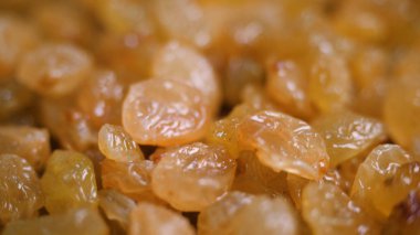 Bir sürü sarı kuru üzümün yakın çekimi. Stok görüntüleri. Tatlı hamur işleri yapmak için taze sarı kuru üzüm Arka plan. Tatlı kurutulmuş meyveler