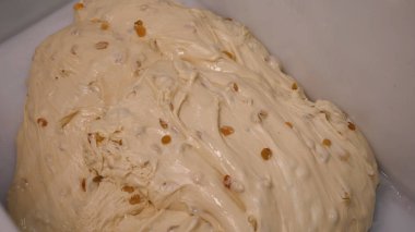 Kuru üzüm ile maya hamur yakın çekim. Stok görüntüleri. Pişirme için hazır tatlı kuru üzüm ile Çiğ hamur. Tatil veya etkinlik için tatlı hamur işleri yapma