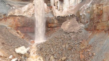 Kirli mineral kaya arka planda şelale görünümü. Stok. Kirli şelale heyelan kalıntıları ile mineralogical kahverengi kaya duvar aşağı damla