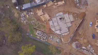 Bina ev için beton taban üst görünümü. Klip. Kır evi inşaatı için hazırlanan tabanın güzel görünümü