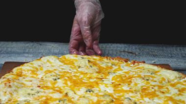 Yakın çekim adam peynir li lezzetli bir dilim pizza alır. Çerçeve. Adam İtalyan pizza parçası alır ve iştah açıcı erimiş peynir çeker