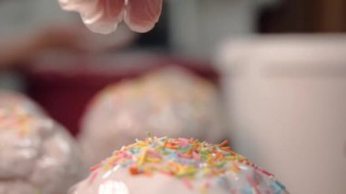 Paskalya keklerinin yakın çekimser sprinkles serpilir. Stok görüntüleri. Tatlı sırlı beyaz paskalya kek gökkuşağı serpin dökün. Paskalya kutlamaları için pastageleneksel hazırlık