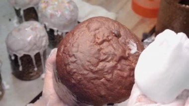 Krema ile kapak cupcakes pişirin. Stok görüntüleri. Eldiven Baker paskalya tatili için kuru üzüm ile beyaz krem cupcakes sırlar