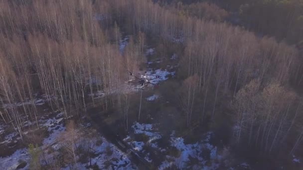 Pohled na kvadkopter plující nad lesem. Klip. Nový mocný čtyřkopter bere snímky z létání nad holým lesem se sněhem — Stock video