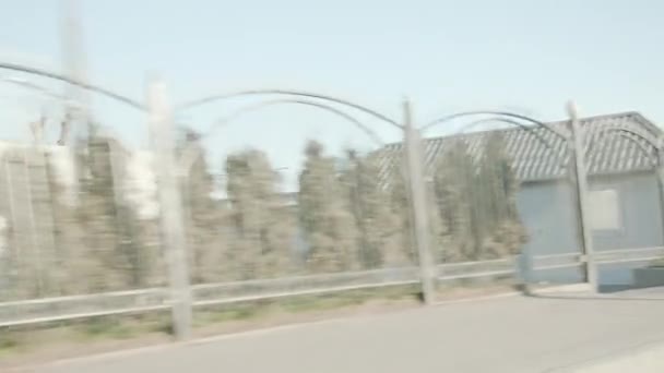 Moskva, Rusko-červen, 2019: pohled z pohybujících se aut na ulicích a na silnicích během dne. Scény. Pohled na městskou krajinu s jednoduchou architekturou s nudnými chodníky za slunného letního dne — Stock video