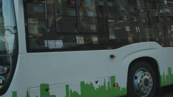 Moscou, Russie- Juin, 2019 : Vue de face du grand bus qui roule sur la route de la ville. Scène. Nouveau bus de passagers moderne circulant dans la grande ville. Bus électrique est un transport public électrique qui ne nuit pas — Video
