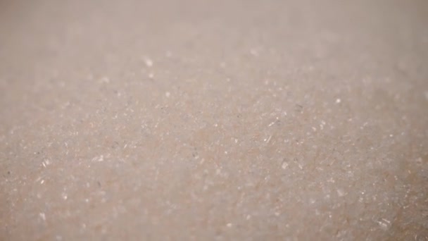 Close-up van prachtige kristal witte suiker. Voorraad foootage. Kleine kristallen van witte korrelige suiker. Suiker schittert in grote hoeveelheden — Stockvideo