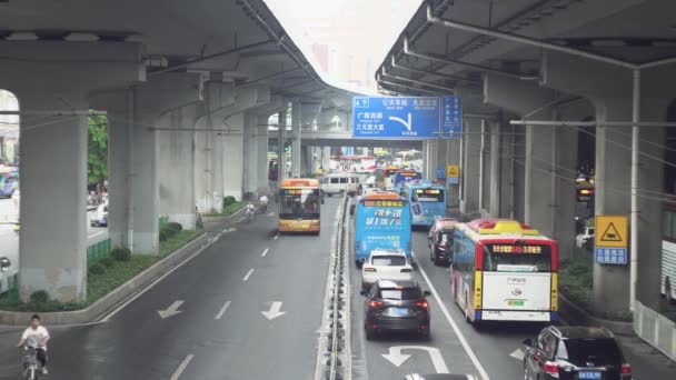 広州、中国 - 2019年5月:中国の橋の下で交通を持つ都市高速道路。メディア。中国のラッシュアワーの間に忙しいトラフィック。中国語で独自の詳細を持つ伝統的な国家輸送運転 — ストック動画