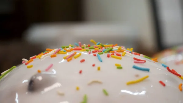 Закройте для себя домашнее пирожное с белым шоколадом и разноцветными сладкими конфетти, праздничную и кулинарную концепцию. Запись. Вкусные торты свежеиспеченные . — стоковое фото