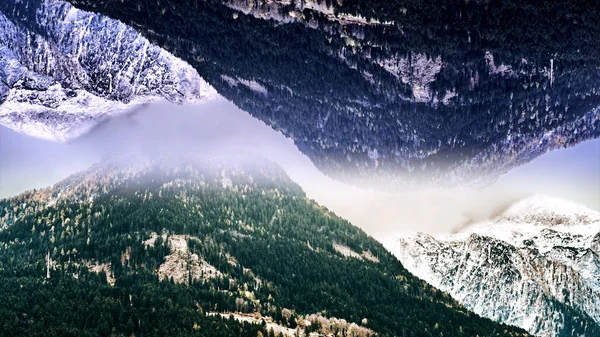 Paisaje aéreo abstracto de dos montañas nevadas con efecto espejo. Animación. Surrealista al revés mundo reflejado, invierno rocas boscosas en las nubes, tema de inicio . — Foto de Stock