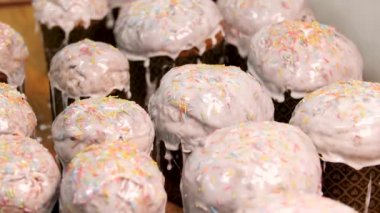 Ahşap masa, yemek ve pişirme konsepti üzerinde duran zanaat kağıt geleneksel Paskalya kek için kapatın. Stok görüntüleri. Ev kahverengi masada beyaz sır ile Paskalya kek yaptı.