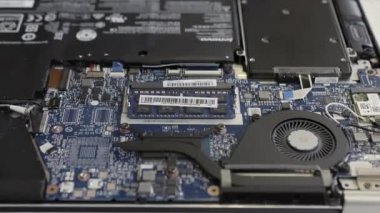 Üst kapağı olmadan dizüstü bilgisayarı kapatın servis merkezinde onarılmaya hazır, modern teknoloji konsepti. Başla. Laptop ya da bilgisayar ana kartı sökülmesi ve onarımı, bilgisayar bakımı.