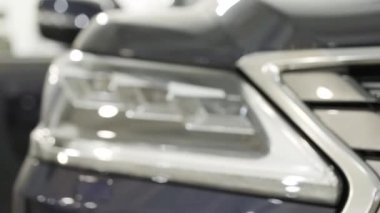 Siyah yeni, cilalı araba, lüks konsept farlar için kapatın. Eylem. Bir bayi showroom park modern araba farlar.