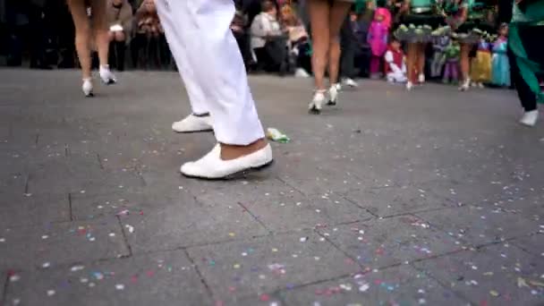 Sluiten voor benen van mannen en vrouwen in witte schoenen dansen op straat tijdens de nationale feestdag. Kunst. Spaanse gebruiken en tradities, carnavalsviering met denkende mensen. — Stockvideo