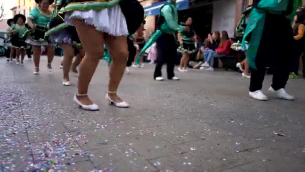 Muertos, México - 06.10.19: El Día de los Muertos, México, gente con disfraces nacionales bailando en la calle de la ciudad durante el carnaval. Art. Fiesta nacional y muchos hombres y mujeres felices en la calle . — Vídeos de Stock