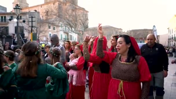 Muertos, Meksika - 06.10.19: Guadalupe Bakiresi Günü 'nü onuruna bir ayinle kutluyoruz. - Sanat. Kırmızı ve yeşil elbiseli mutlu insanlar dans ediyor ve şarkı söylüyor, kutluyor. — Stok video