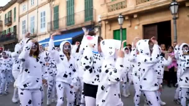 Peniscola, Espanha - 06.05.19: Crianças em trajes dalmatinos dançando, comemorando e desfilando fora no carnaval de Peniscola, Espanha. Arte. Feriado nacional, Dia de Constituição na Espanha . — Vídeo de Stock