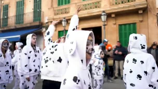 Peniscola, Hiszpania - 06.05.19: Dzieci w dalmatyńskich kostiumach tańczące, świętujące i paradujące na zewnątrz w karnawale Peniscola, Hiszpania. Sztuka. Święto Narodowe, Dzień Konstytucji w Hiszpanii. — Wideo stockowe
