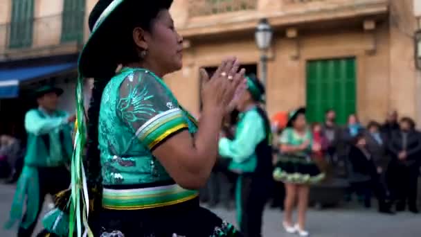 멕시코 무에르 토스 - 06.10.19: 멕시코의 엘 디아 데 로스 무에 르 토스, 축제 기간에 전국 의상을 입은 사람들 이 시내 거리에서 춤을 추고 있다. 예술. 국경일 과 거리의 행복 한 많은 남녀들. — 비디오