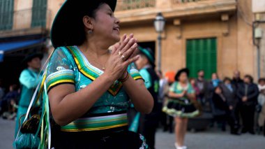 El Dia de los Muertos, Meksika, Ulusal kostümlü insanlar karnavalda sokak ortasında dans ediyorlar. - Sanat. Ulusal bayram ve birçok mutlu kadın ve erkek sokakta..
