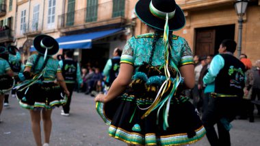 El Dia de los Muertos, Meksika, Ulusal kostümlü insanlar karnavalda sokak ortasında dans ediyorlar. - Sanat. Ulusal bayram ve birçok mutlu kadın ve erkek sokakta..
