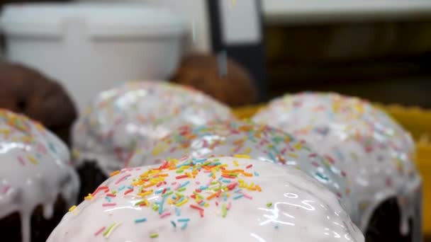 Zbliżenie na domowe ciasto wielkanocne z białą glazką i kolorowymi słodkimi konfetti, ortodoksyjnych wakacji i koncepcji żywności. Materiały stockowe. Smaczne ciasta świeżo upieczone. — Wideo stockowe