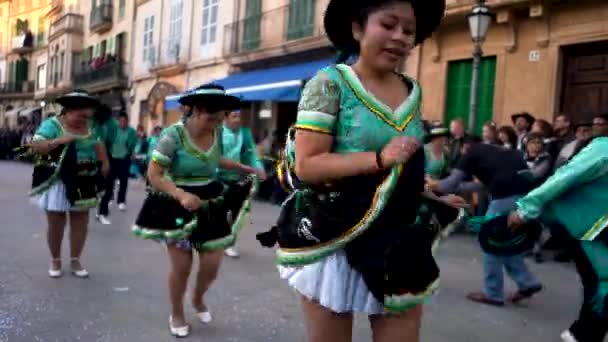 Muertos, México - 06.10.19: El Día de los Muertos, México, gente con disfraces nacionales bailando en la calle de la ciudad durante el carnaval. Art. Fiesta nacional y muchos hombres y mujeres felices en la calle . — Vídeos de Stock