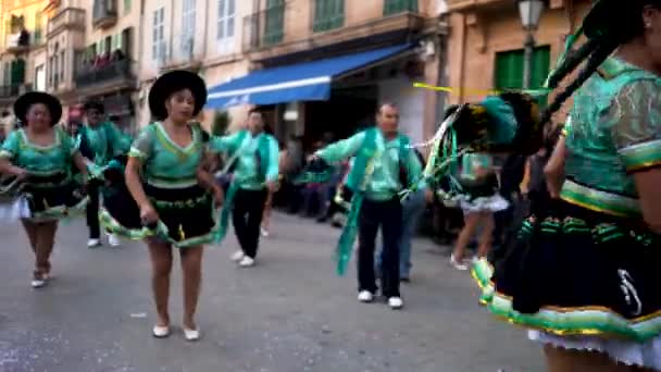 Palamos - Katalonien - 06.10.19: Traditionell karneval i en spansk stad Palamos i Katalonien med många människor i gröna kostymer som dansar på den smala gatan. Konst. Vacker och ljus nationell helgdag — Stockvideo