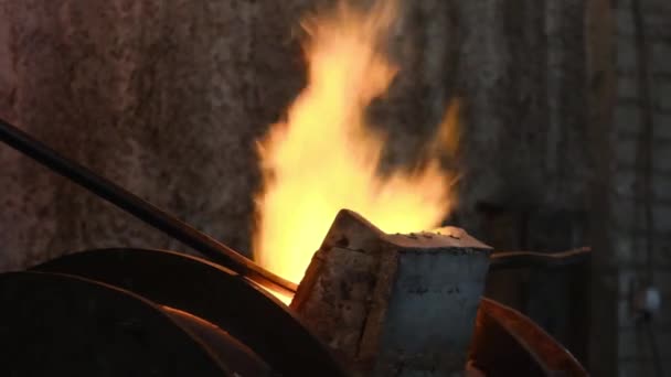 Ισχυρή φλόγα της βιομηχανικής φωτιάς στο φυτό. Υλικό από μετοχές. Από το εργοστάσιο του φούρνου ξέσπασε με πίεση από ισχυρούς πίδακες πορτοκαλί φλόγας. Κάδος φωτιάς για τήξη σε φυτό — Αρχείο Βίντεο
