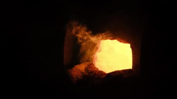 Potente llama de fuego industrial en la planta. Imágenes de archivo. Desde el horno de fábrica estalló con la presión de fuertes chorros de llama naranja. Cubo de fuego para la fundición en planta — Vídeos de Stock