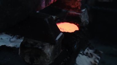 Erimiş metalin soğutultunu. Stok görüntüleri. Sıcak metal dolu küçük konteyner soğutma ve katılaşma için tasarlanmıştır. Metalurji endüstrisi