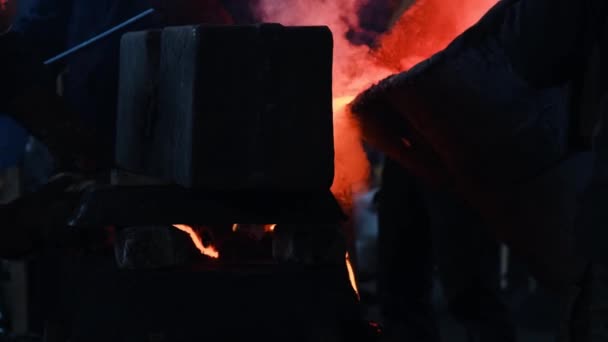 Los trabajadores vertieron metal fundido en la planta. Imágenes de archivo. Trabajadores en forma y cascos proceso de control de verter metal fundido de la caldera en la planta metalúrgica — Vídeos de Stock