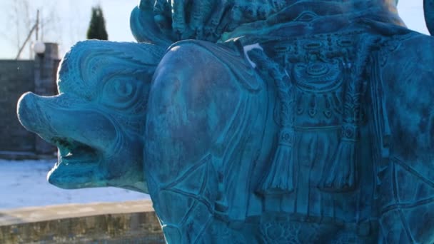 Blízký socha Neptunu. Skladní záběry. Část sochy Poseidona sedící na delfínovi. Hlava křičící delfín v hmotnosti Neptunu. Socha starověkého řeckého boha moří — Stock video