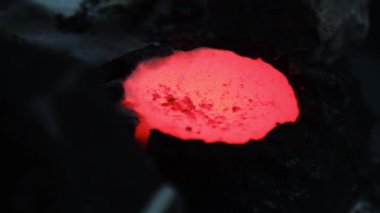 Erimiş metalin soğutultunu. Stok görüntüleri. Sıcak metal dolu küçük konteyner soğutma ve katılaşma için tasarlanmıştır. Metalurji endüstrisi