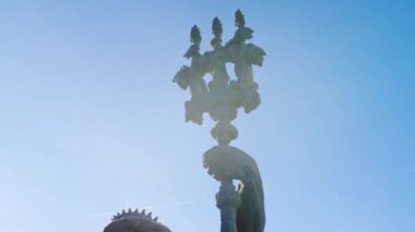 Neptune heykeli yakın çekim. Stok görüntüleri. Poseidon heykeli Trident mavi gökyüzüne karşı yükselir ve parlak güneş ışığı ile aydınlatılır. Denizlerin antik Yunan tanrısı heykeli