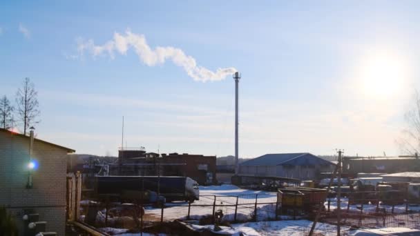 Vista do sítio da fábrica industrial no contexto do céu azul. Imagens de stock. Caminhão enorme fica no estacionamento na planta industrial contra o céu azul com sol brilhante — Vídeo de Stock