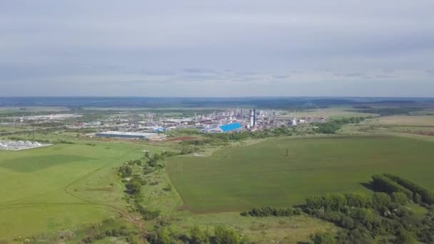 Häpnadsväckande utsikt över industriområdet med fabrik omgiven av gröna ängar och träd. Klipp. Jordbruksområden med saftigt gräs och träd nära återvinningsanläggningen. — Stockvideo