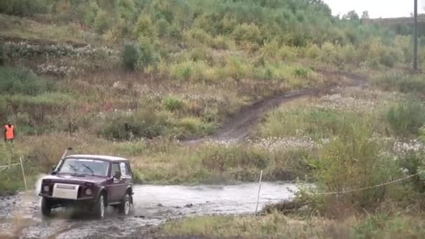 Paysage rural avec les promenades dans la boue sur tout-terrain, concept de sport automobile. Clip. Une voiture participant à la course, dérivant dans la boue et la flaque d'eau . — Video