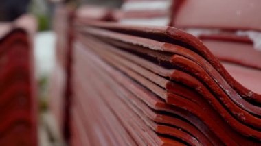 Metal levhalar profil çelik çatı paneli inşaat malzemesi. Stok görüntüleri. Evin yakın çekim çatı kapak metal profil