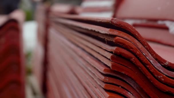 Lamiere di metallo profilo tetto in acciaio materiale da costruzione pannello. Filmati delle scorte. Profilo metallico per coprire il tetto della casa primo piano — Video Stock