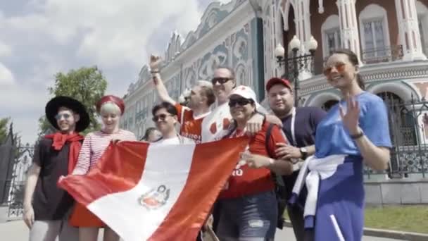 Taking photo of peruvian fans with flag, Fifa World Cup. Action. Happy football supporters in the city street during championship in a sunny summer day, Russia, sport concept. — Stock Video