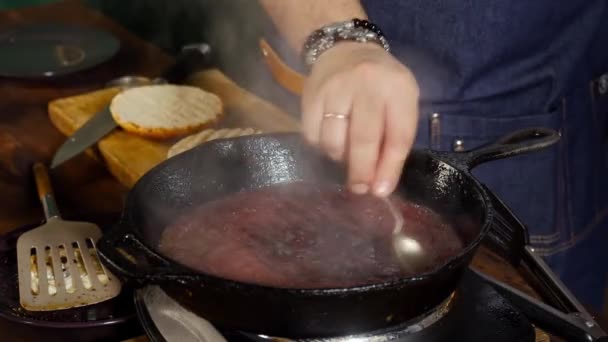 Chef prepara molho de vinho. Imagens de stock. Molho de vinho de pratos de carne em uma panela — Vídeo de Stock