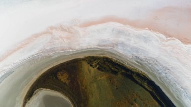 Yeşil çimenlerin yakınındaki ölü tuz denizinin en iyi görünümü, doğanın güzelliği. Atış. Kurutulmuş doğal rezervuar yakınındaki yeşil çayır için anten.