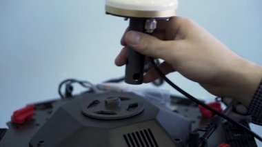 Quadcopter çekim için cihazın montajı için ellerinizi kapatın, modern teknoloji konsepti. Şarjör. İnsansız hava aracı için uzay yönlendirme sisteminin hazırlanması.