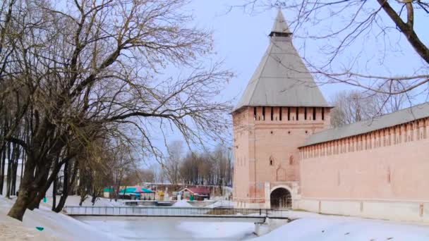 Malowniczy widok na starożytną ceglaną ścianę z wieżyczkami Starego. Materiały stockowe. Zimowy wygląd ortodoksyjnego męskiego klasztoru w Federacji Rosyjskiej — Wideo stockowe