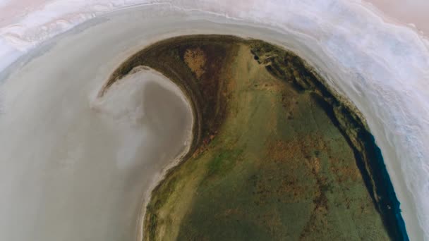 Bovenaanzicht van tropisch eiland bos en water van de noordkust. Shot. Top uitzicht op het groene eiland in de zee — Stockvideo