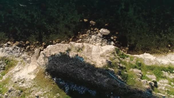 Luftaufnahme von Meereswellen und fantastischer Felsküste. Schuss. Blick von oben auf die felsige Klippe am Meer — Stockvideo