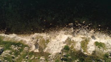 Güneşli bir günde kayalık plajın en iyi manzarası. Atış. Güneşli bir günde kayalık plaj üst görünümü