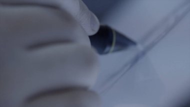 Bir adam el bir grafik tablet üzerinde iken bir grafik kalem tutar ... Stok görüntüleri. Tasarımcıların yakın çekim tablet üzerinde çalışmak