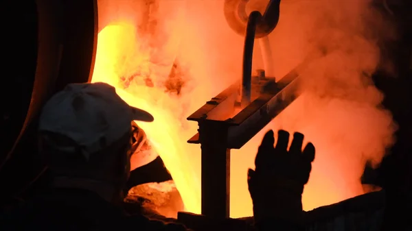 강철 공장에서 쏟아지는 뜨거운 강철. 스톡 푸티지. 주조장에서 금속을 흐르는. 오픈 난로 작업장에서 액체 금속 을 붓는다 — 스톡 사진